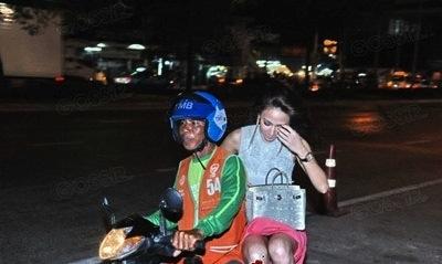 sao Thái, sao Thái đi xe máy, sao Thái đi xe ôm, sao Thái giản dị, 