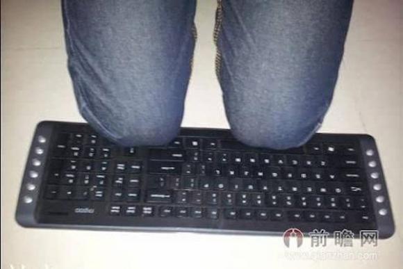 Chàng trai cởi trần xin lỗi vợ,cởi trần,nộp lương,năn nỉ vợ tha lỗi