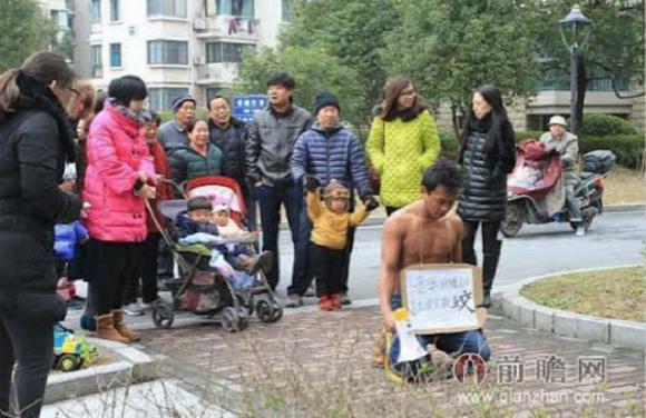 Chàng trai cởi trần xin lỗi vợ,cởi trần,nộp lương,năn nỉ vợ tha lỗi