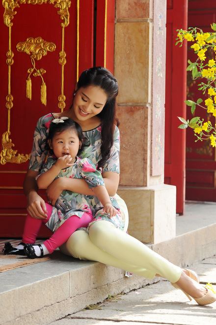 Hương Giang, hoa hậu hương giang, Hương Giang và con gái, ảnh tết của sao, 