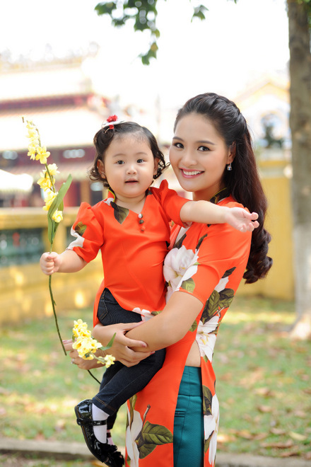 Hương Giang, hoa hậu hương giang, Hương Giang và con gái, ảnh tết của sao, 
