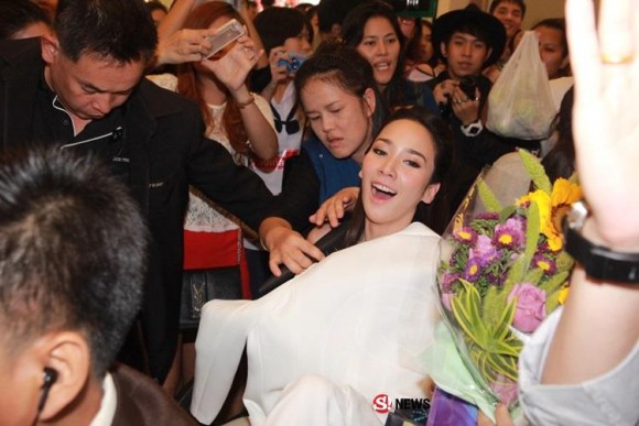 Aum Patchrapa,Aum Patchrapa xinh đẹp, sao Thái và fan, sao bị fans bủa vây 