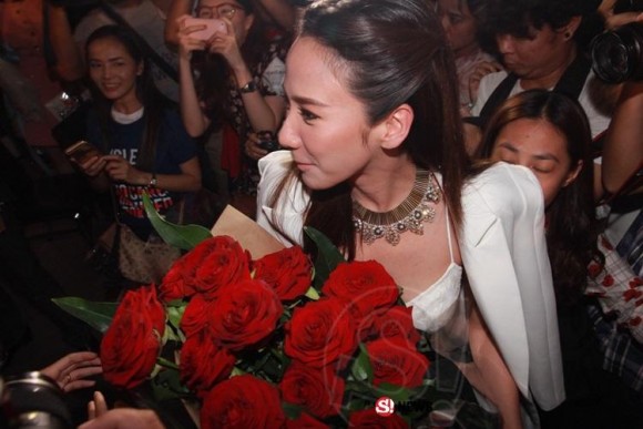 Aum Patchrapa,Aum Patchrapa xinh đẹp, sao Thái và fan, sao bị fans bủa vây 