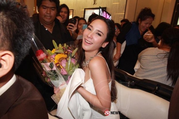 Aum Patchrapa,Aum Patchrapa xinh đẹp, sao Thái và fan, sao bị fans bủa vây 