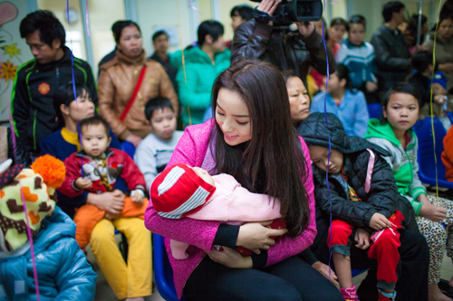 Hoa hậu Kỳ Duyên, Nguyễn Cao Kỳ Duyên, Hoa hậu Kỳ Duyên thăm bệnh nhân tại viện K