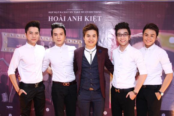 sao Việt, Trà Ngọc Hằng, lộ diện bạn trai Trà Ngọc Hằng, Trà Ngọc Hằng diện đồ hiệu