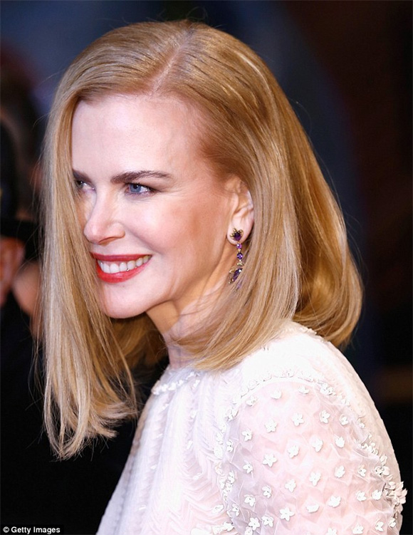 Nicole Kidman mặc diêm dúa, Nicole Kidman mặt cứng đơ, thiên nga úc Nicole Kidman
