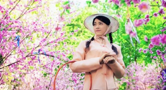 Lý Dịch Phong, Hoạt sắc sinh hương, Lý Dịch Phong giả gái