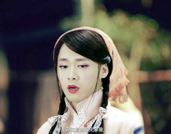 Lý Dịch Phong, Hoạt sắc sinh hương, Lý Dịch Phong giả gái