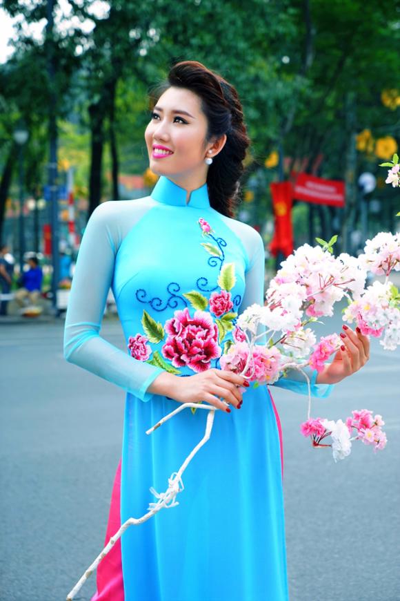 Á hoàng trang sức Thúy Ngân,Thúy Ngân e ấp với tà áo dài Xuân,Thúy Ngân biến hóa đa phong cách,Thuý Ngân sinh nhật