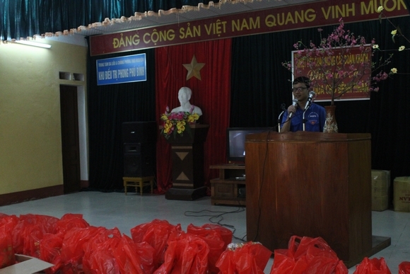 banh chung, banh chung tet, tinh nguyen, tinh nguyen vien, nau banh chung tang benh nhan ngheo, tin, bao