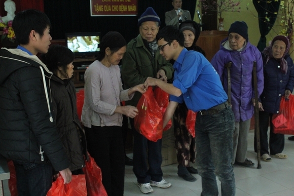 banh chung, banh chung tet, tinh nguyen, tinh nguyen vien, nau banh chung tang benh nhan ngheo, tin, bao