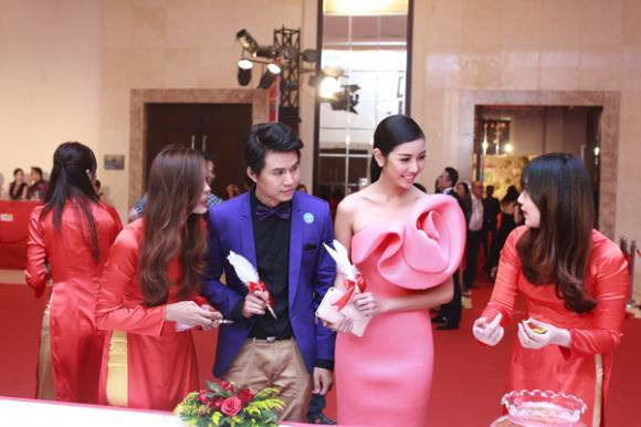 sao Việt, Á khôi Áo dài Việt Nam, Á khôi Thúy Vân khoe vai trần gợi cảm, Thúy Vân đại diện Việt Nam thi Hoa hậu Quốc Tế