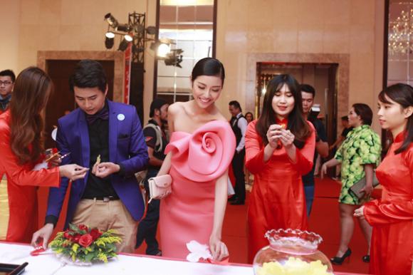 sao Việt, Á khôi Áo dài Việt Nam, Á khôi Thúy Vân khoe vai trần gợi cảm, Thúy Vân đại diện Việt Nam thi Hoa hậu Quốc Tế