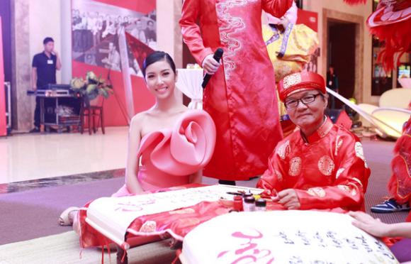 sao Việt, Á khôi Áo dài Việt Nam, Á khôi Thúy Vân khoe vai trần gợi cảm, Thúy Vân đại diện Việt Nam thi Hoa hậu Quốc Tế