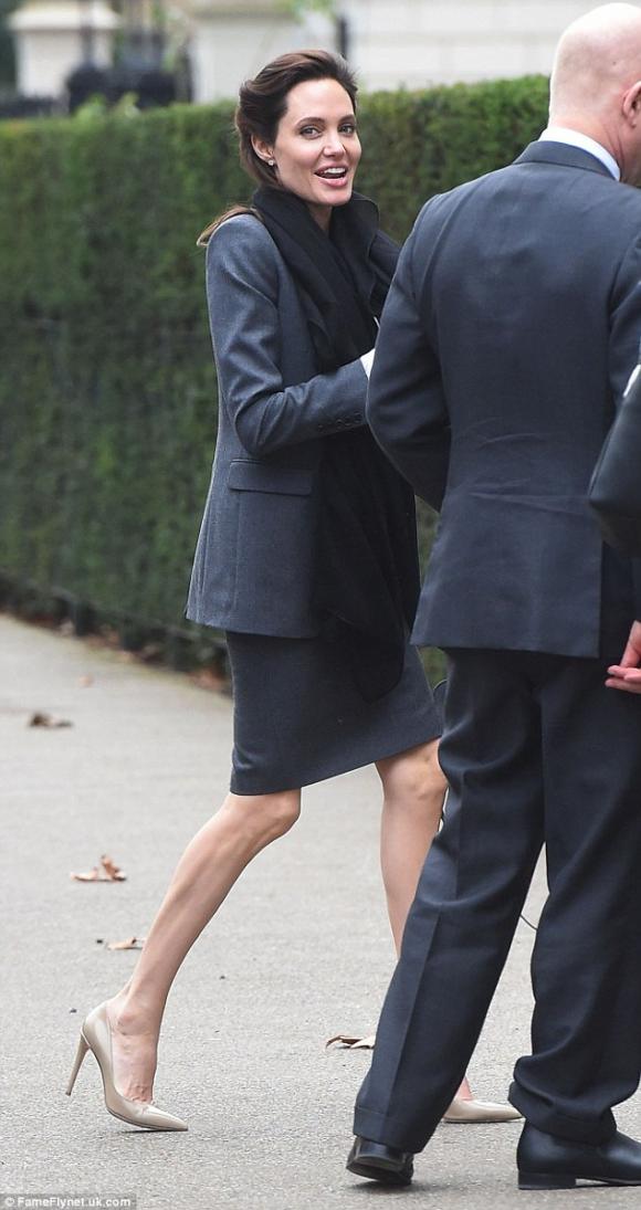 Angelina Jolie, Angelina Jolie chân gầy, Angelina Jolie đầu gối củ lạc