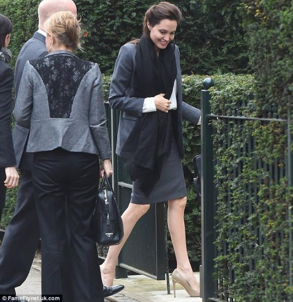 Angelina Jolie, Angelina Jolie chân gầy, Angelina Jolie đầu gối củ lạc