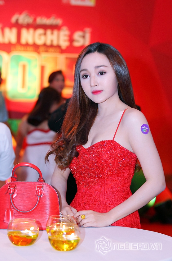Diễn Viên Huỳnh Kim Khánh , Huỳnh Kim Khánh ,  Huỳnh Kim Khánh xinh đẹp diện váy đỏ rực mừng Xuân 2015, phim 