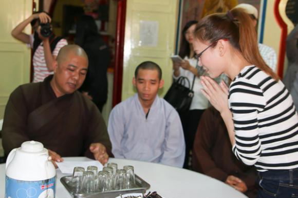 sao Việt, Mỹ Tâm, Mỹ Tâm viếng mộ Lê Công Tuấn Anh, Mỹ Tâm tân trang 365 ngôi mộ cho Chùa nghệ sĩ, Mỹ Tâm giản dị đi từ thiện