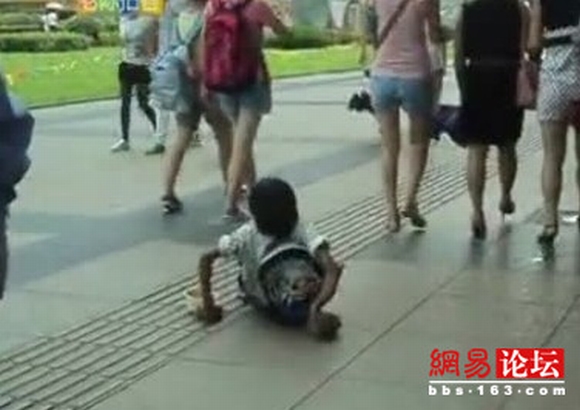 xúc động, ăn xin, rớt nước mắt vì những nhường ăn xin