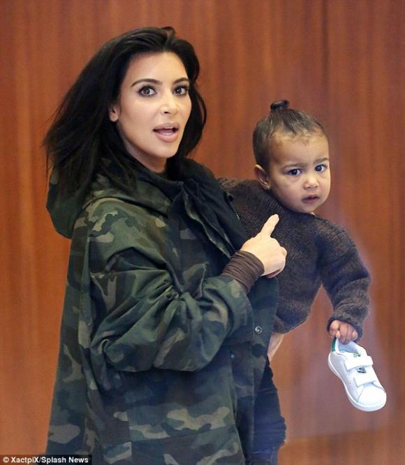 con gái Kim, Kim Kardashian, con gái Kim khóc lóc, con gái Kim náo loạn đêm thời trang