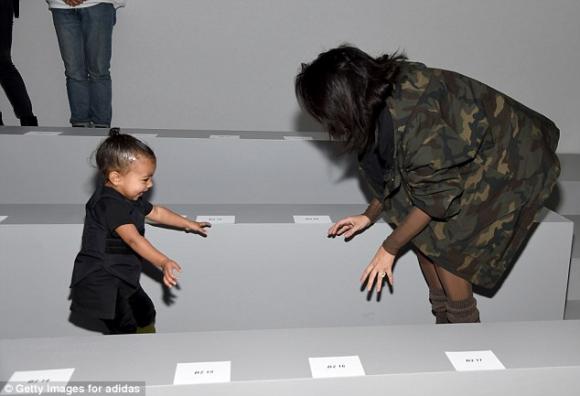 con gái Kim, Kim Kardashian, con gái Kim khóc lóc, con gái Kim náo loạn đêm thời trang