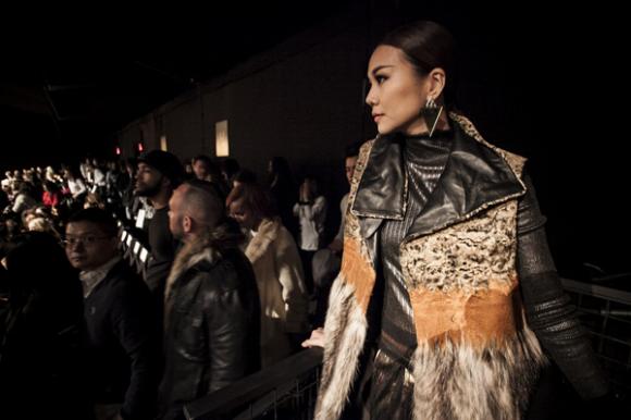 sao Việt, Thanh Hằng, siêu mẫu Thanh Hằng,Thanh Hằng diện hàng hiệu, Thanh Hằng diện hàng hiệu nổi bật ở New York Fashion Week
