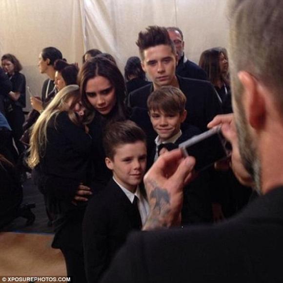 Harper Beckham,bé Harper Beckham,con gái Beckham,Victoria Beckham,bé Harper sành điệu