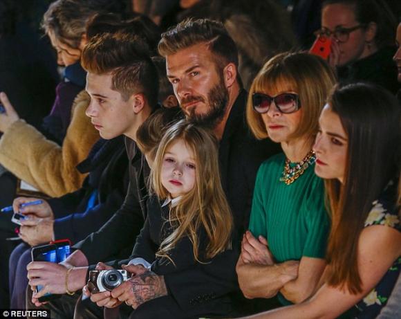 Harper Beckham,bé Harper Beckham,con gái Beckham,Victoria Beckham,bé Harper sành điệu