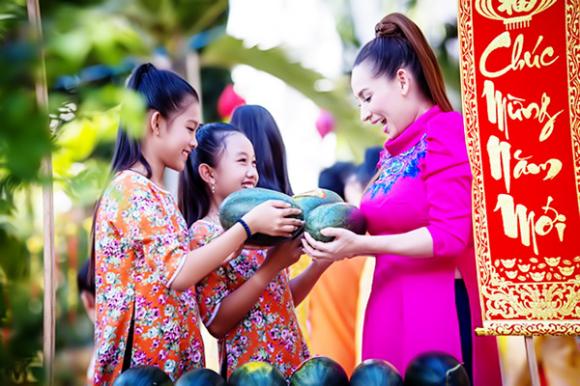 sao Việt, Phi Nhung, Phi Nhung khoe 2 cô con gái nuôi, Phi Nhung mở nhà hàng, MV Mùa xuân hạnh phúc