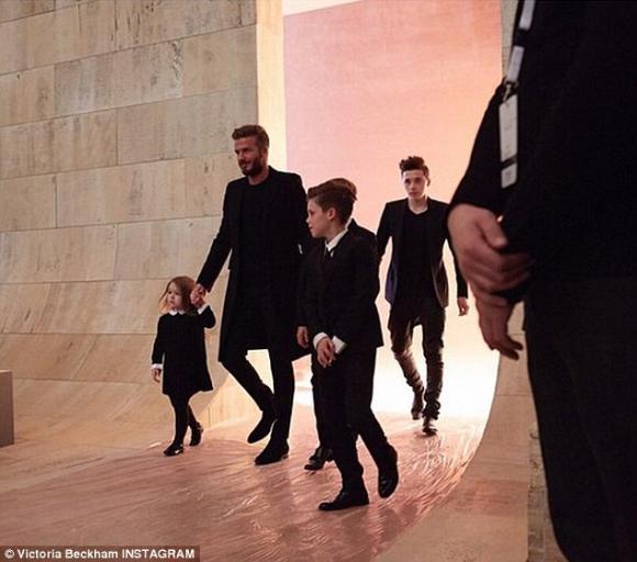 Victoria Beckham,Victoria Beckham trên đường phố paris,Victoria Beckham thời trang đẳng cấp,Victoria Beckham thanh lịch ra phố