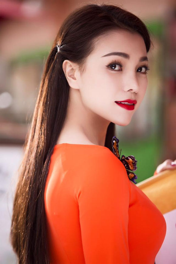 trà ngọc hằng áo dài, trà ngọc hằng khoe dáng với áo dài, trà ngọc hằng áo dài đón xuân