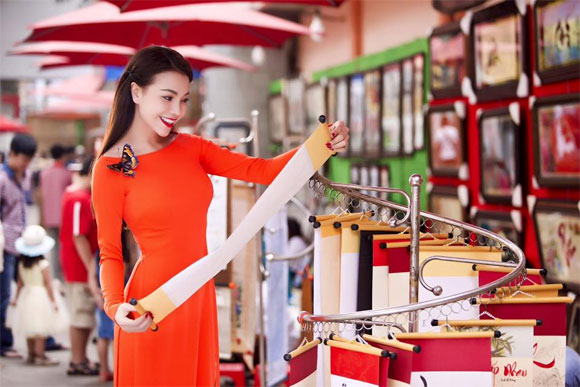 trà ngọc hằng áo dài, trà ngọc hằng khoe dáng với áo dài, trà ngọc hằng áo dài đón xuân