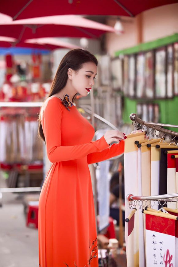 trà ngọc hằng áo dài, trà ngọc hằng khoe dáng với áo dài, trà ngọc hằng áo dài đón xuân