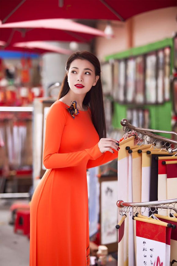trà ngọc hằng áo dài, trà ngọc hằng khoe dáng với áo dài, trà ngọc hằng áo dài đón xuân