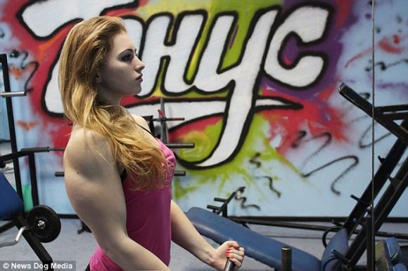 julia vins, cô gái mặt búp bê thân hình lực sĩ, giới trẻ