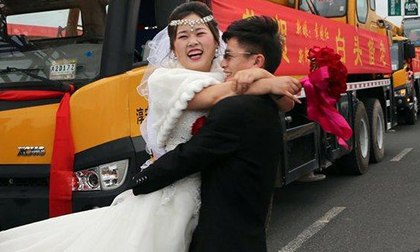 chú rể rước dâu bằng 36 xe tải,rước dâu bằng loạt xe sang,đám cưới hoành tráng