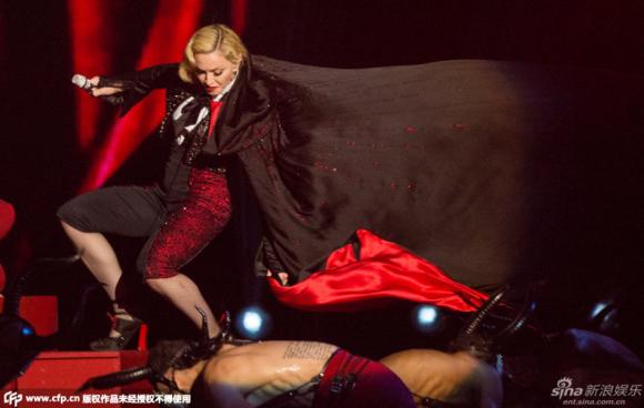 Madonna, Madonna ngã nhào, Madonna ngã trên sân khấu, ca sĩ Madonna