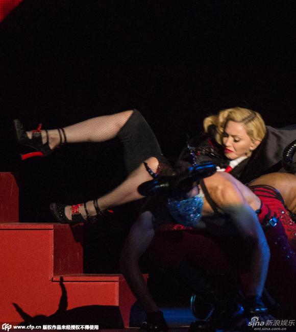 Madonna, Madonna ngã nhào, Madonna ngã trên sân khấu, ca sĩ Madonna