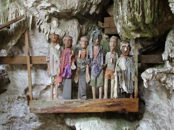 du lịch Indonesia bộ lạc Toraja tang lễ nghi thức, tục đưa người chết đi quanh làng