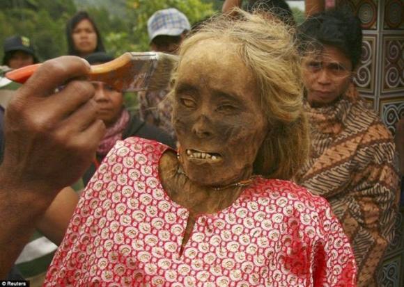 du lịch Indonesia bộ lạc Toraja tang lễ nghi thức, tục đưa người chết đi quanh làng