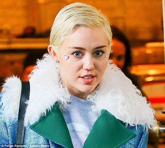 Miley Cyrus,Miley Cyrus diện đồ lấp lánh,Miley Cyrus mặt đính trái tim,bạn trai Miley Cyrus,Patrick Schwarzenegger