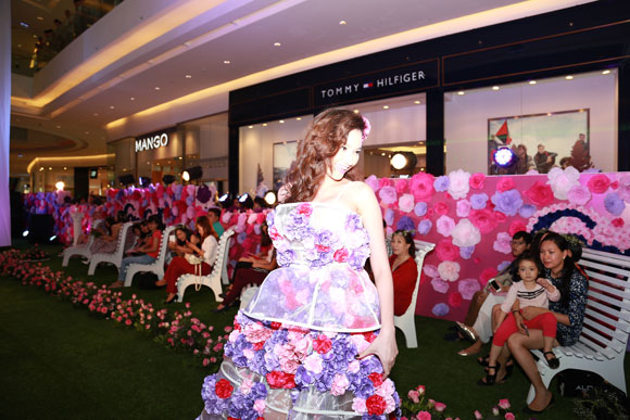 Vân Trang và Trúc Diễm dự sự kiện comfort 16 comfort,hương thơm comfort,hương hoa tinh túy