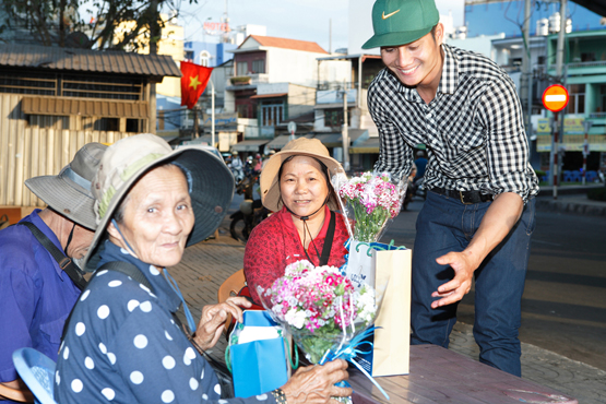 Siêu Mẫu Võ Minh Thành, sieu mau minh thanh, Minh Thanh, sao tang qua phu nu 8/3, ngay quoc te phu nu