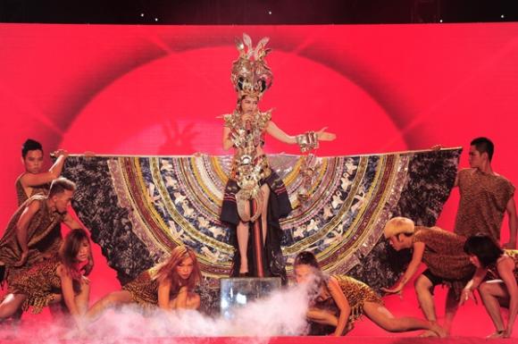 The remix, The remix liveshow 5 , the remix bảo anh, bảo anh mặc trang phuvj 2 tỷ