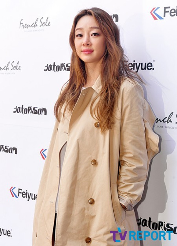 Park Shi Yeon,Park Shi Yeon lộ cằm nhọn,Park Shi Yeon dao kéo
