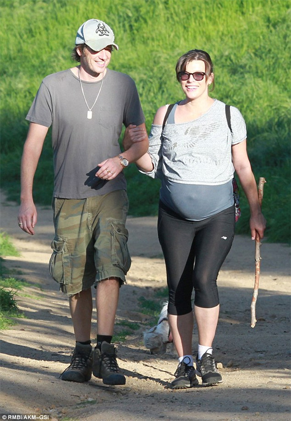 siêu mẫu Milla Jovovich,Milla Jovovich bụng bầu leo núi,sao nữ Milla Jovovich
