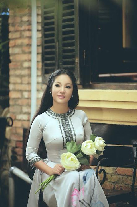 Thúy Nga,Thúy Nga đằm thắm áo dài,Thúy Nga khoe dáng dịu dàng
