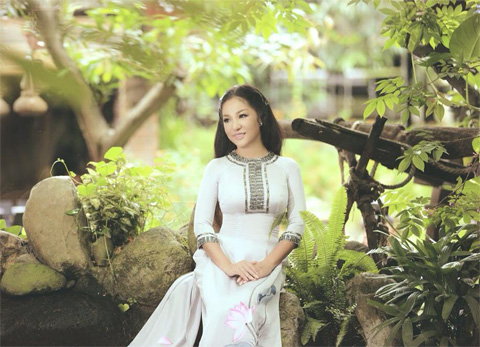 Thúy Nga,Thúy Nga đằm thắm áo dài,Thúy Nga khoe dáng dịu dàng
