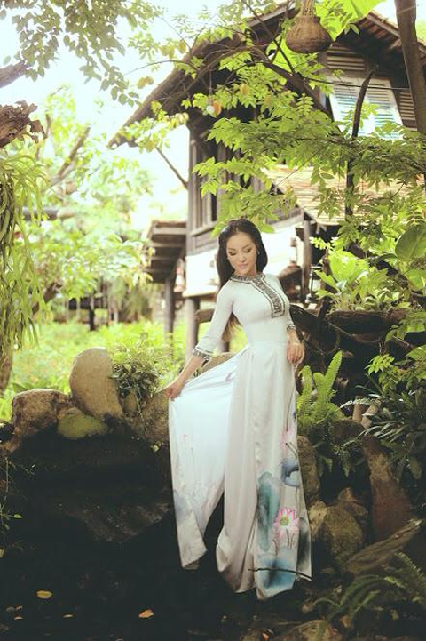 Thúy Nga,Thúy Nga đằm thắm áo dài,Thúy Nga khoe dáng dịu dàng
